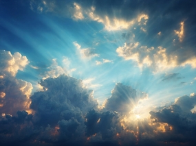 蓝色天空躲在云层后的太阳图片